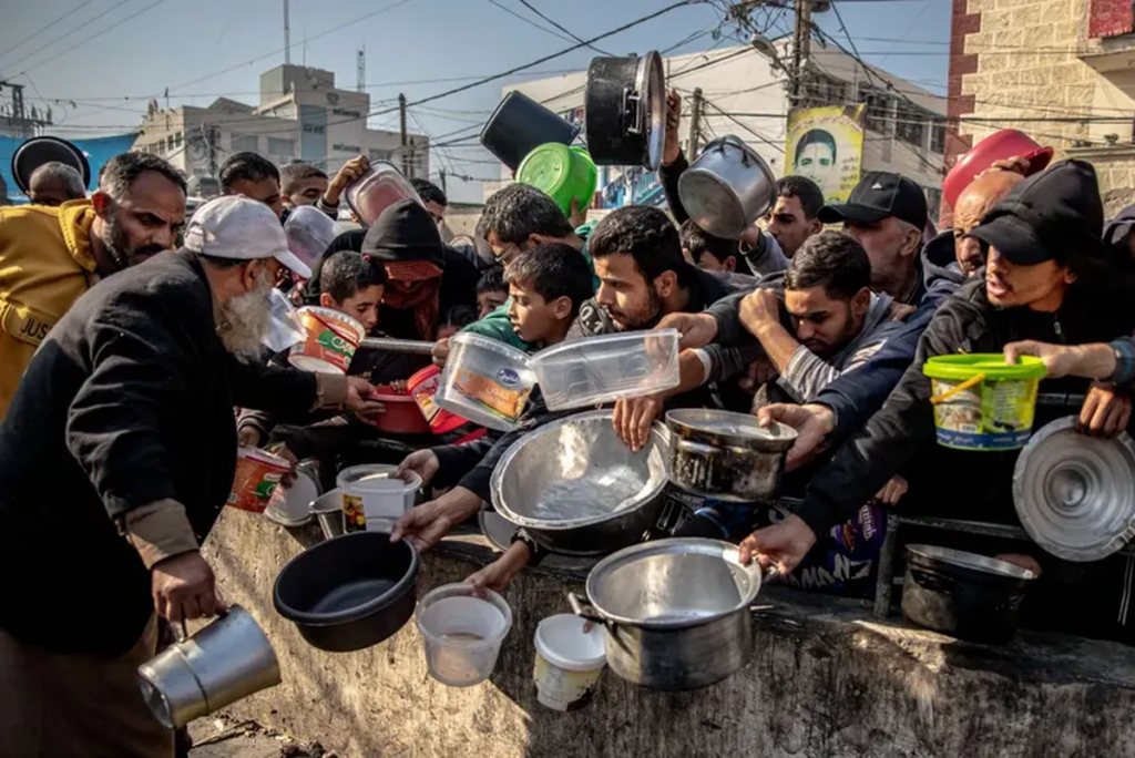 Israel atacó un centro de alimentos en Gaza: 10 muertos