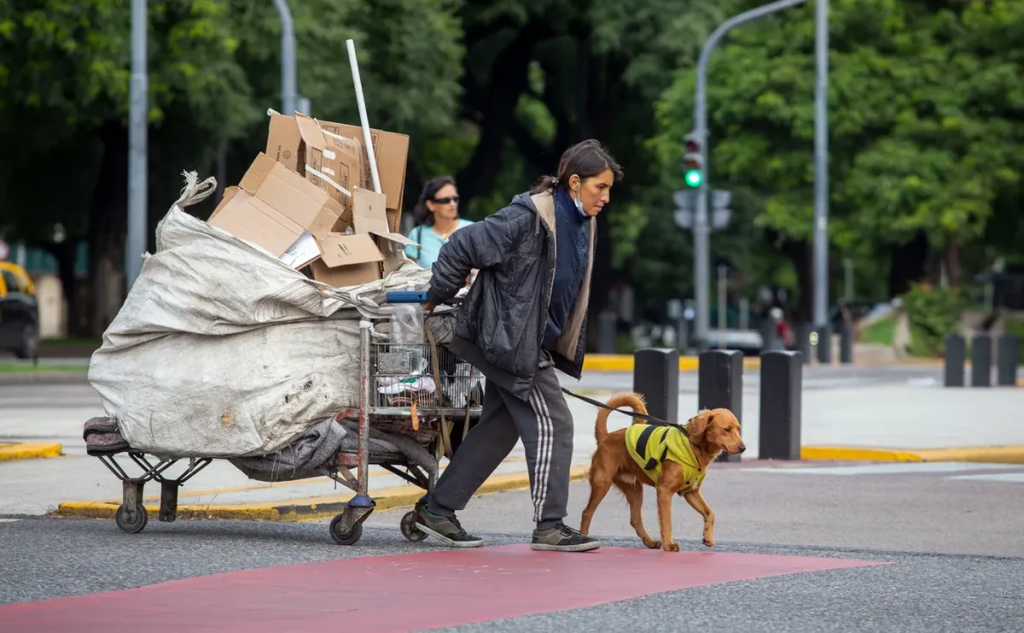 Aseguran que la pobreza se redujo al 49% por la baja de inflación