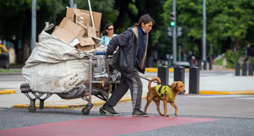 Aseguran que la pobreza se redujo al 49% por la baja de inflación