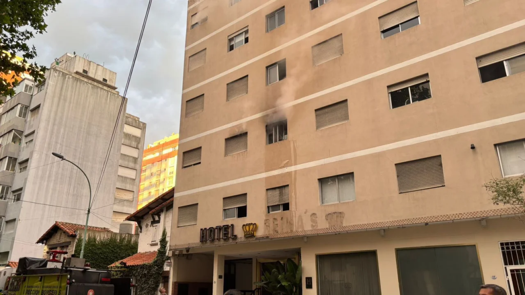 Incendio en un hotel de Mar del Plata: se arrojaron desde un segundo piso para escapar del fuego